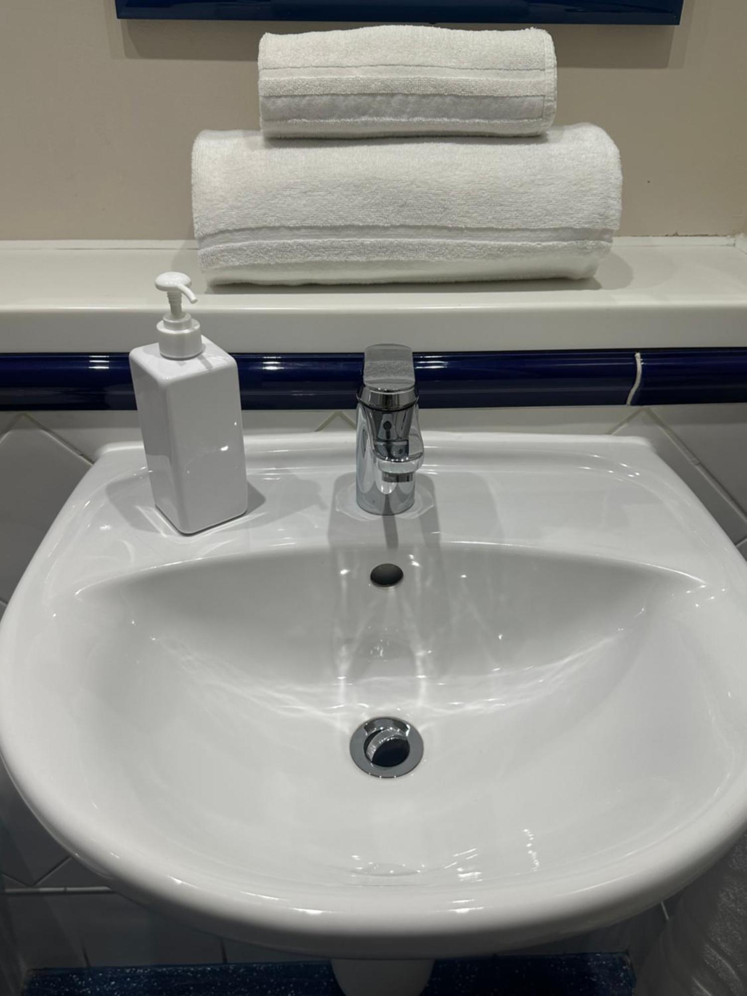 Go2 Glasgow Cumbernauld Hotel - Free Parking And Pet Friendly エクステリア 写真
