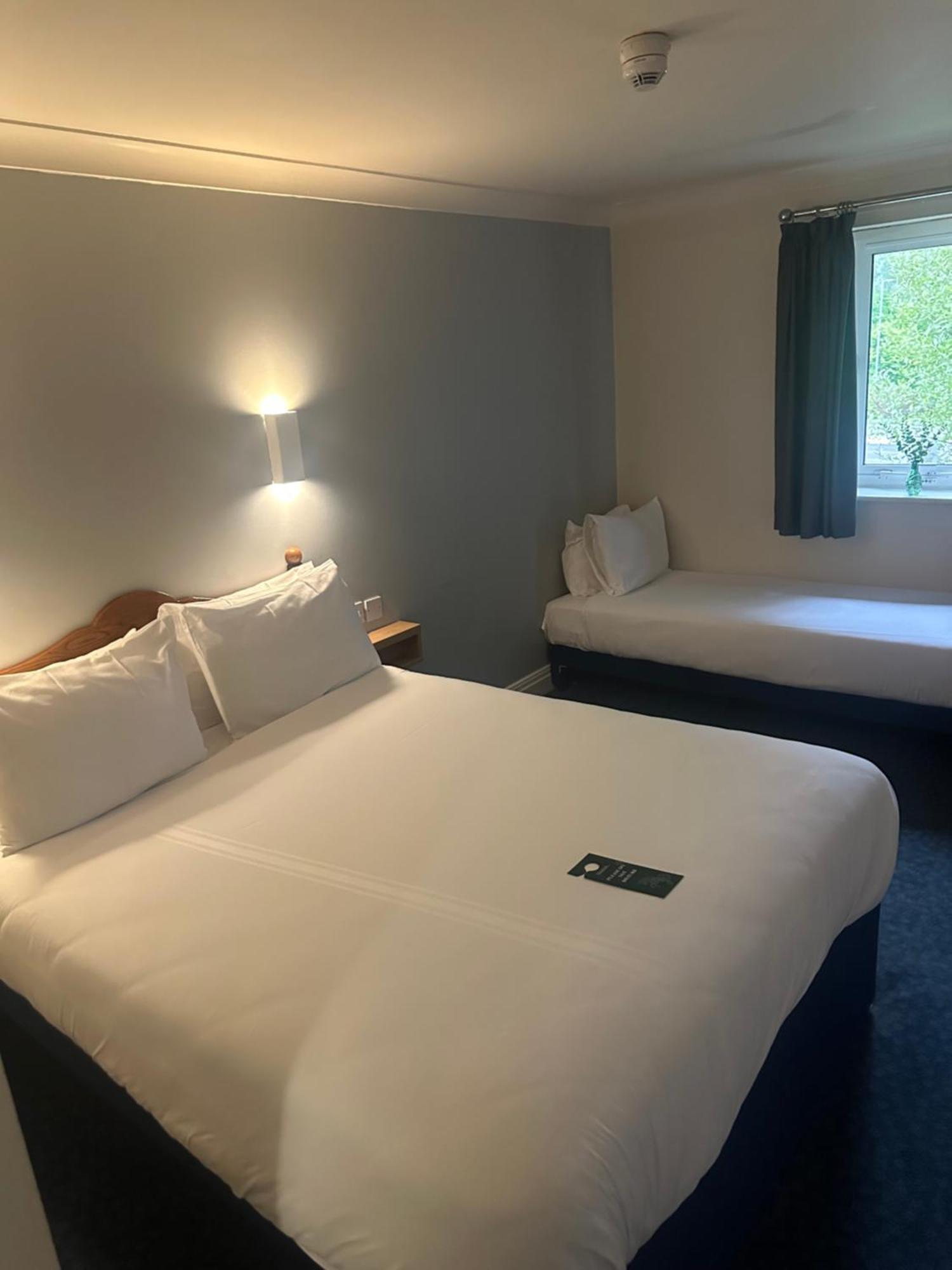 Go2 Glasgow Cumbernauld Hotel - Free Parking And Pet Friendly エクステリア 写真