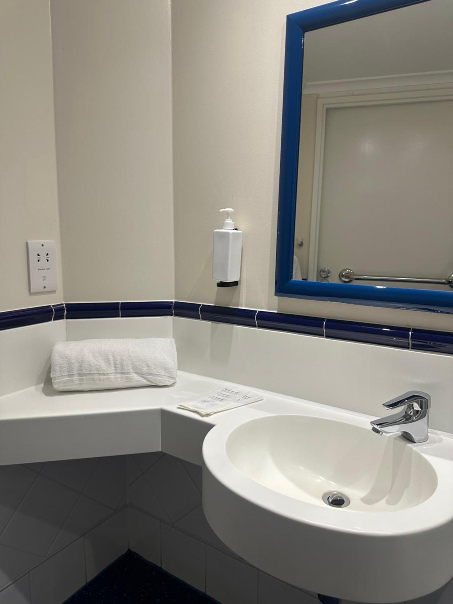 Go2 Glasgow Cumbernauld Hotel - Free Parking And Pet Friendly エクステリア 写真